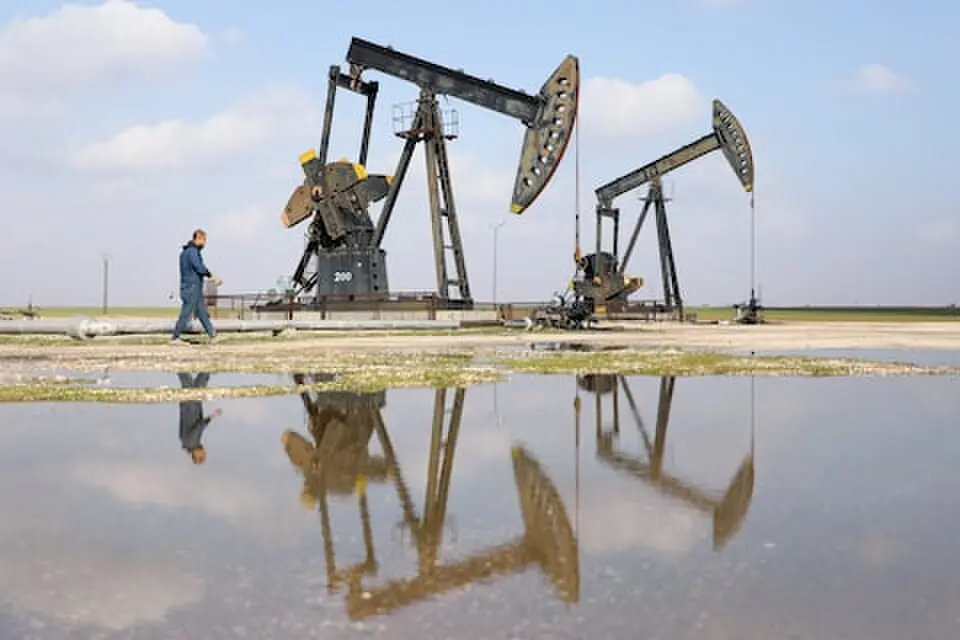 Oil eases on Middle East diplomacy hopes, Saudi attacks keep supply worries alive