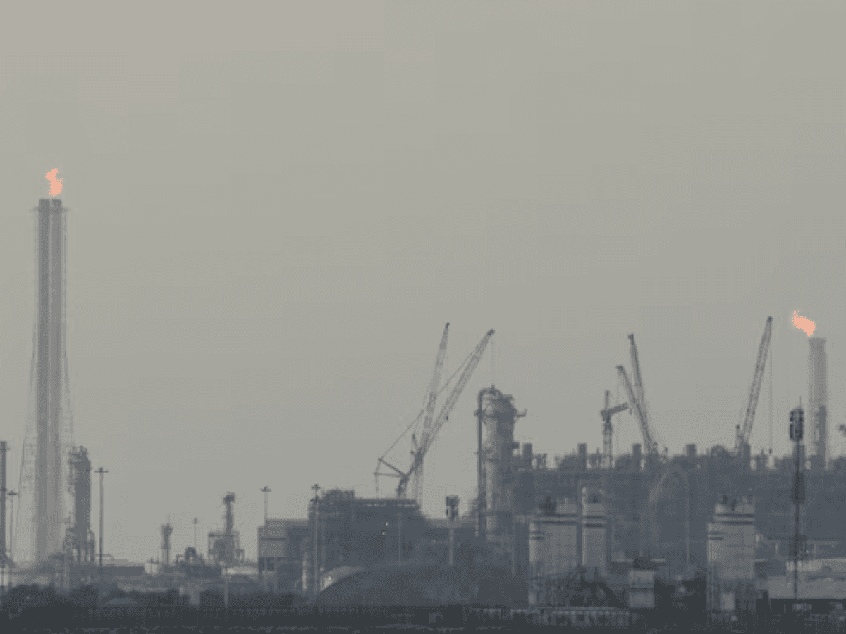 Pakistan, Qatar agree to review LNG deal